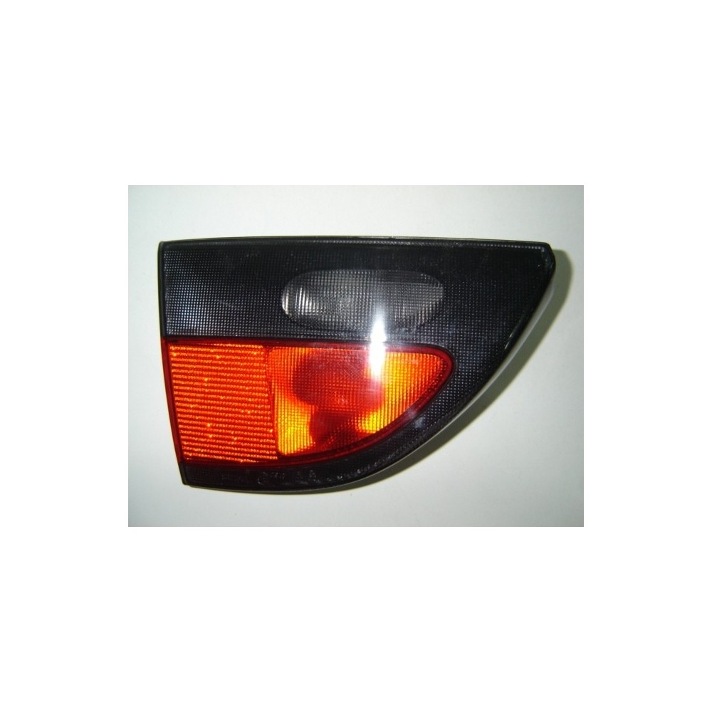 Compra PILOTO TRASERO CENTRAL IZQUIERDO (SEDAN) RENAULT RENAULT MEGANE 96- al mejor precio en todocarrocería.com