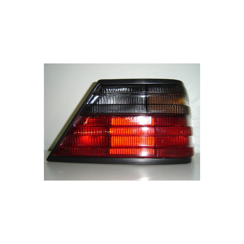 Achetez FEU ARRIÈRE DROIT (FUMÉ) MERCEDES MERCEDES W124 85- au meilleur prix sur todocarrocería.com.