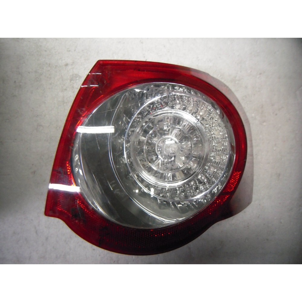 Achetez FEU ARRIÈRE DROIT (EXTÉRIEUR SW LED) VW VW PASSAT 05- au meilleur prix sur todocarrocería.com