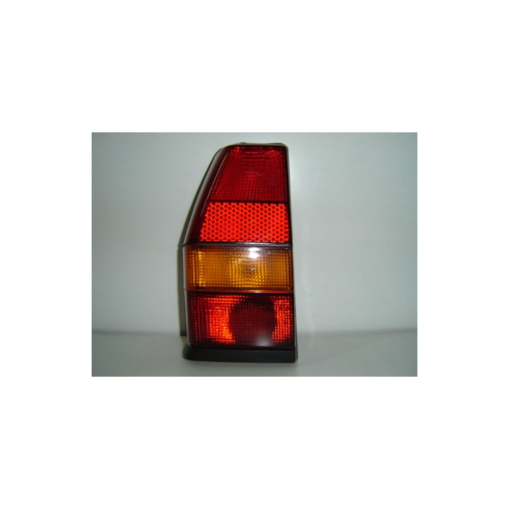 Compra PILOTO TRASERO IZQUIERDO VW VW POLO 81-91 al mejor precio en todocarrocería.com