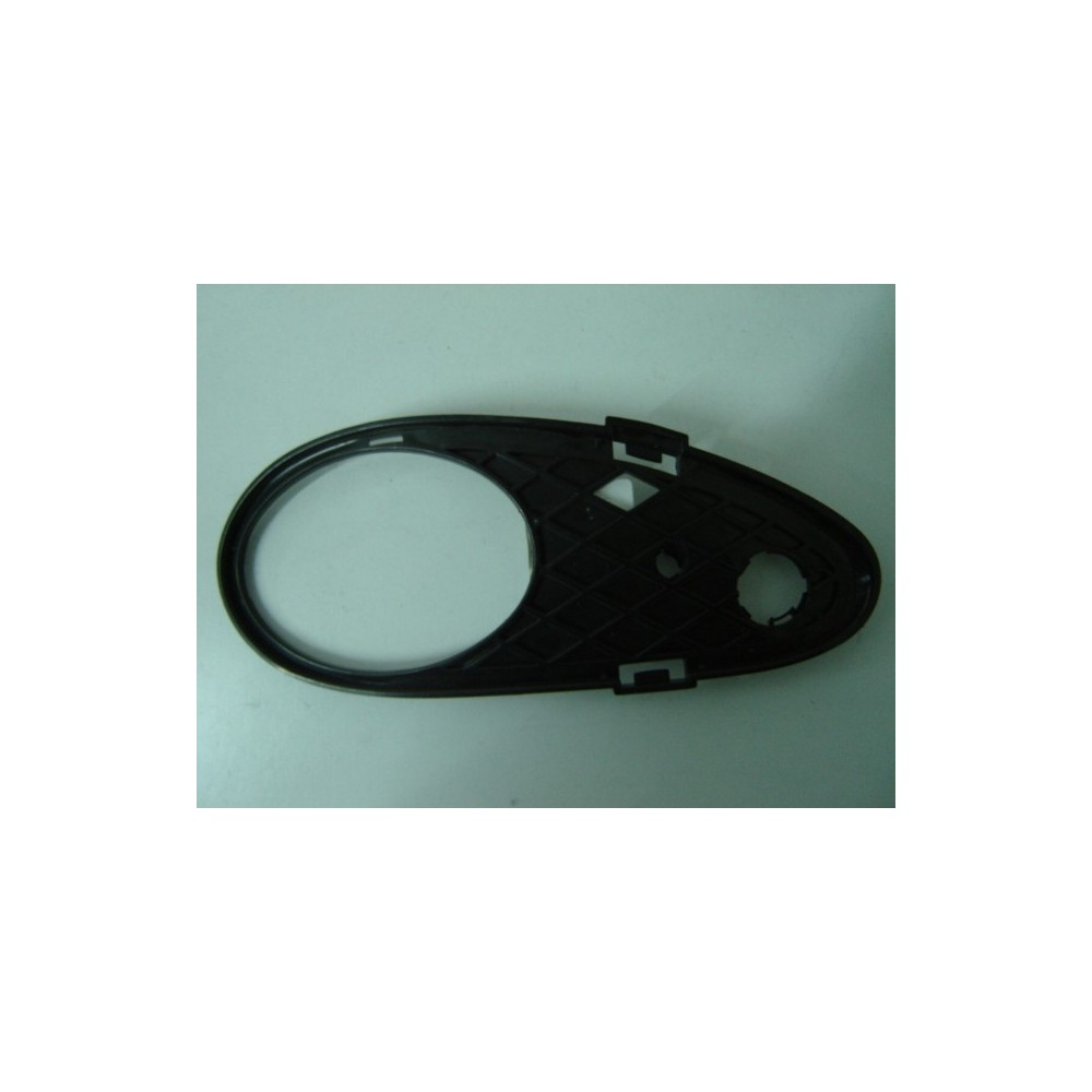 Achetez GRILLE DE BOUCLIER AVANT DROITE MERCEDES MERCEDES C W203 01- au meilleur prix sur todocarrocería.com